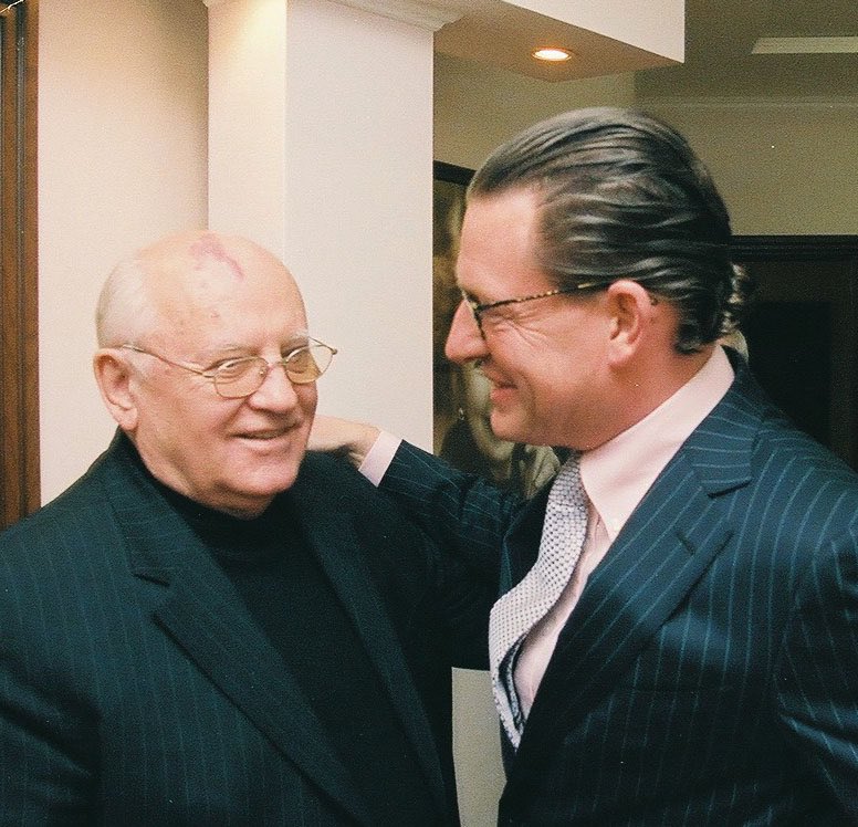 KaiDiekmann's tweet photo. So viele Male habe ich ihn sehen, besuchen, treffen, sprechen dürfen: das erste Mal im Juni 1989 in Bonn, das letzte Mal im Februar 2017 in Moskau. Und ein jedes Mal war es ein ganz besonderes und immer wieder berührendes Erlebnis!❤️ Danke, Gorbi! https://t.co/RwC8cUbTQd