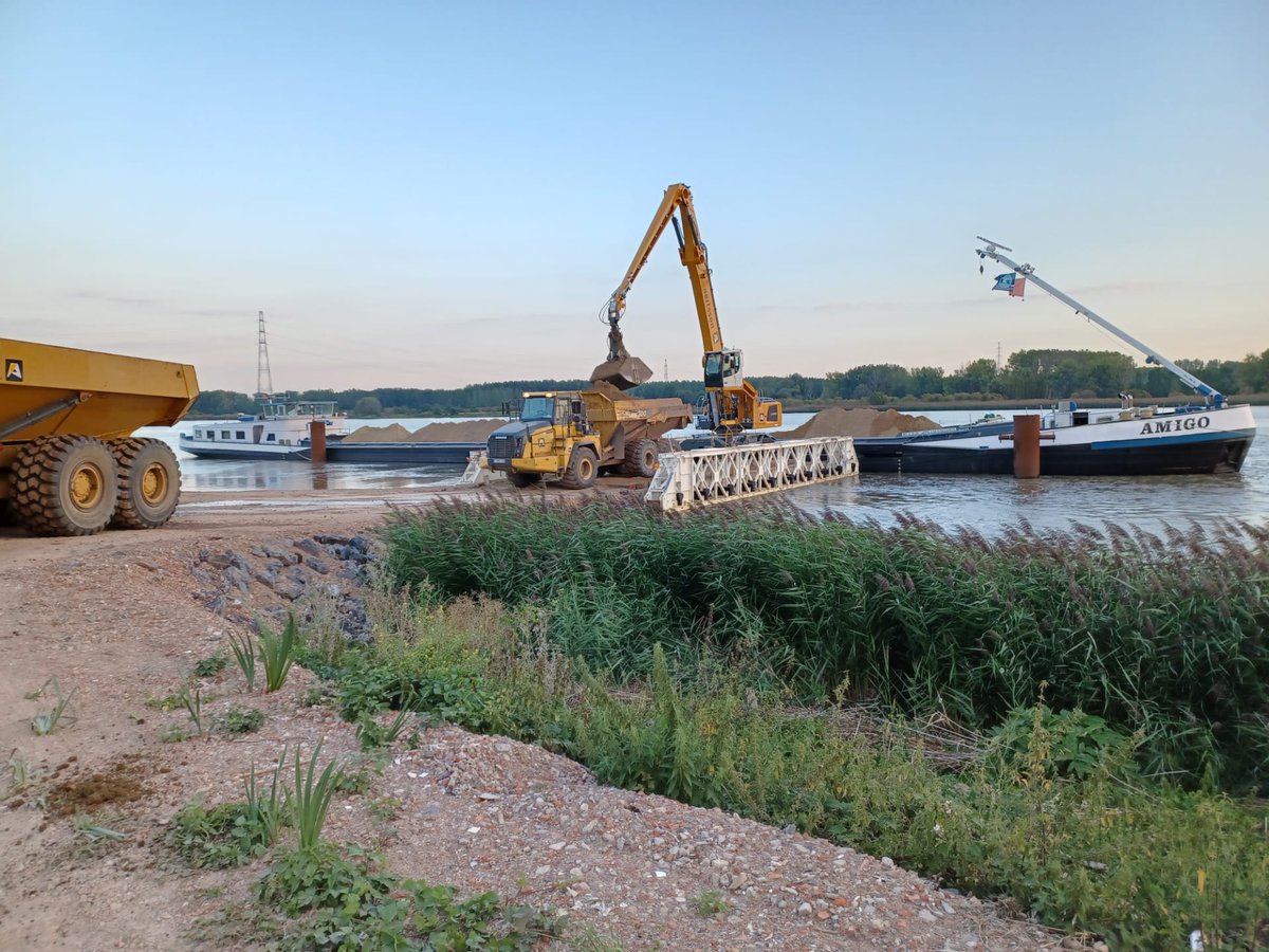 snoKBR's tweet photo. Kernmateriaal nieuwe Scheldedijk ifv #ontpoldering Groot Schoor #Hingene #SPARC #Sigmaplan komen via #waterweg #Schelde https://t.co/gsHFQYzmW4