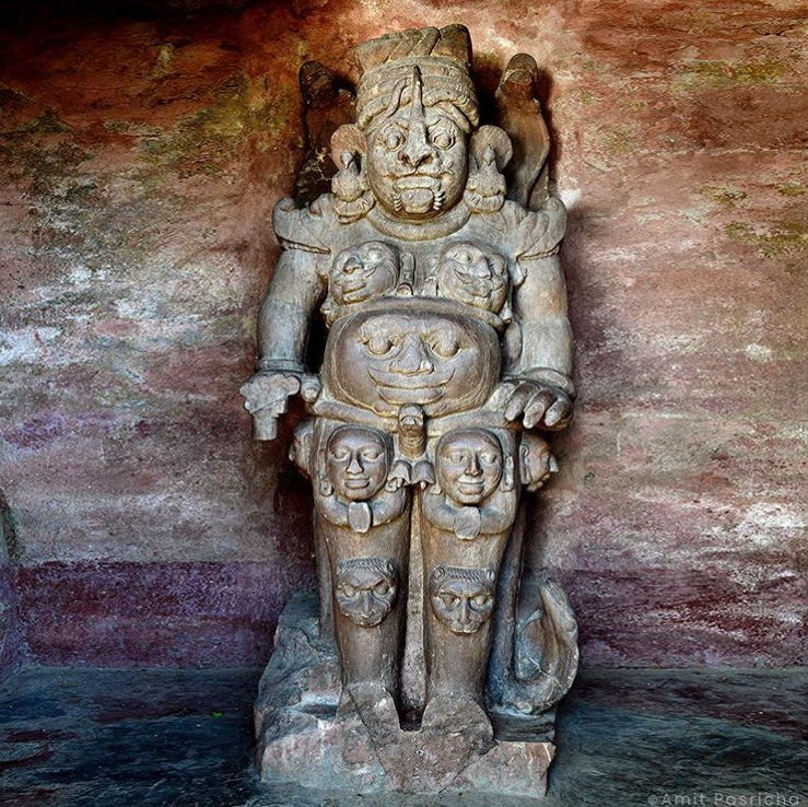 KamalRathi05's tweet photo. The statue of #Rudreshwar #Mahadev at #Tala Gram near #Bilaspur is an unique one. This statue is kept in a locked room by the @ASIGoI . This unique statue is about 9 feet tall and weights approx 5 tonnes. This statue is located in the #DevraniJethani Temple complex.
1/7 https://t.co/jnysGE81mf
