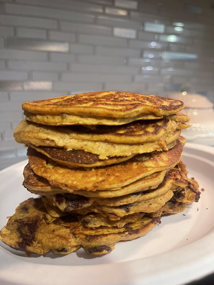 MayraABC13's tweet photo. A big stack of dark chocolate protein #pumpkinPancakes for that preworkout sesh tomorrow morning 🎃😜
#buenasNoches y’all
#PSLisBack https://t.co/owjRPf6zcS