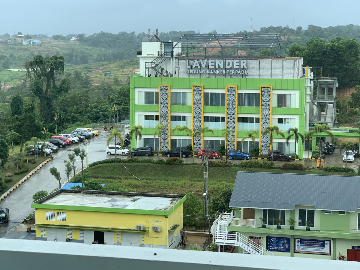 Anak wayang di ambang gamang
Berlayar di samudera telanjang
Membawa api menjelajahi cakrawala.
Dimana air mata bukan lagi duka
Aku bukan sedang berduka
Aku sedang menghadapi cinta
Aku sedang menghadapi prahara
MencintaiMu adakah Mencintai Hidup.