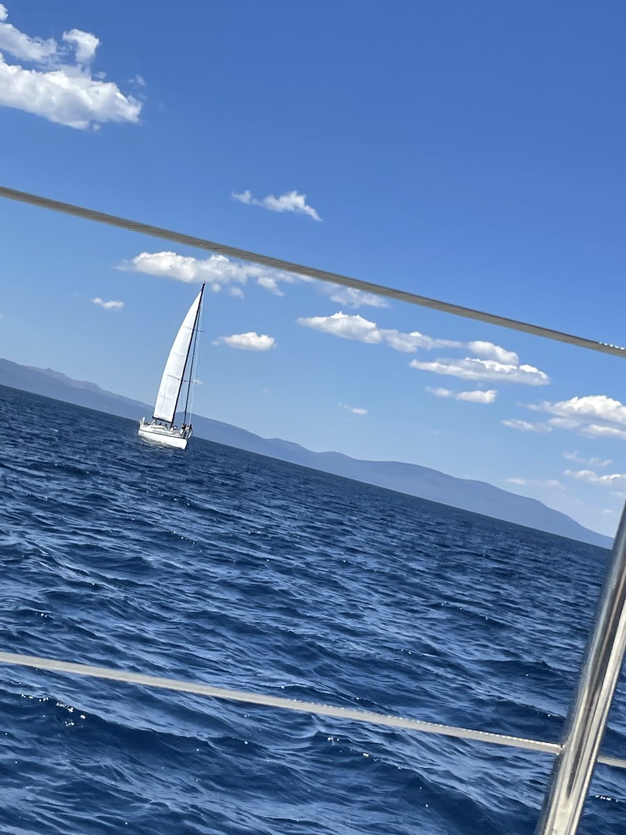 Mamaguchi02's tweet photo. Is it still work if your clients want to go sailing? Just curious! #LakeTahoe https://t.co/WtZckiLsOi