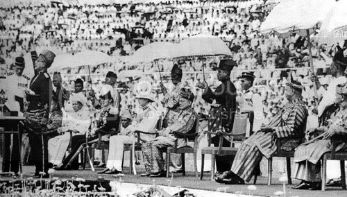 sarimahi's tweet photo. Selamat Hari Merdeka ke-65 ❤️🤲🏻🇲🇾 #never forget #Merdeka2022 #merdeka1957 #tunkuabdulrahman #tuankuabdulrahman #merdeka #merdekamalaysia #IndependenceDay2022 https://t.co/yDyRIEMN1u