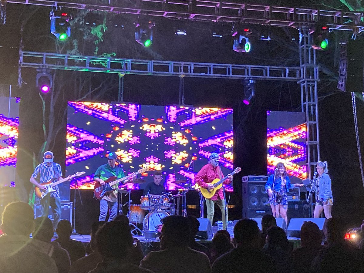 Pochi_TierraSur's tweet photo. Gracias Piura la pasamos espectacular 🌻
.
.
.
.
#pochimarambio #pochimarambioytierrasur #piura #reggae #reggaeperu #mimarimba #conciertosperu #reggaemusic https://t.co/vKYAmE9wBa
