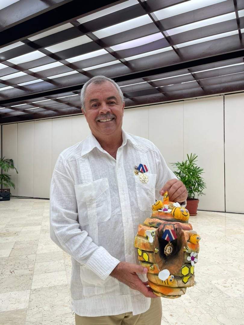 BetsyDazVelzqu2's tweet photo. Ceremonia de imposición de la Orden Félix Varela de Primer Grado a la Compañía de Teatro Infantil La Colmenita y a su director Carlos Alberto (Tin) Cremata Malberti, la medalla por su destacada labor como pedagogo y director general de ese colectivo.
#Cuba #CubaEsCultura https://t.co/bFk4CAg8u3