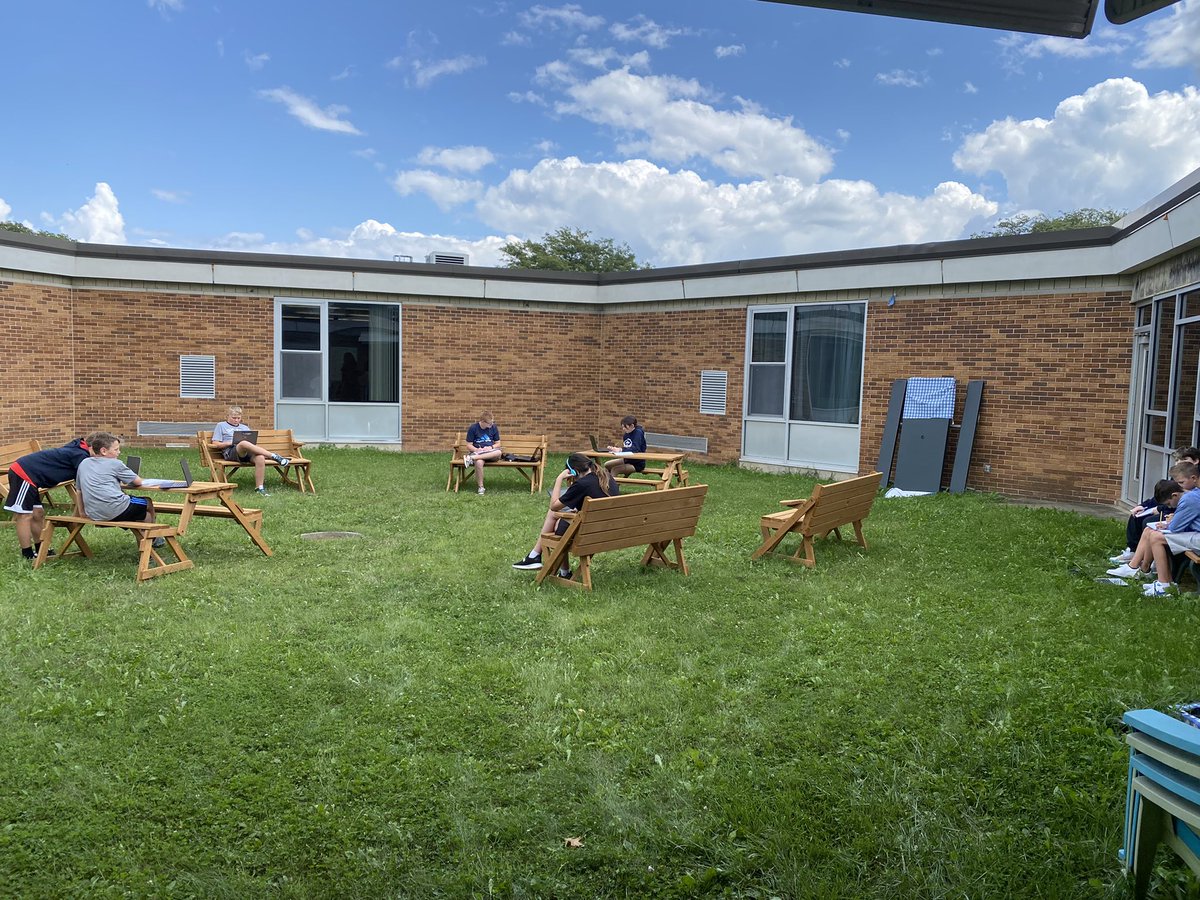 _nazarets's tweet photo. A nice day to learn outside. #smscompass @SalineSchools https://t.co/fCNv0HA7zY