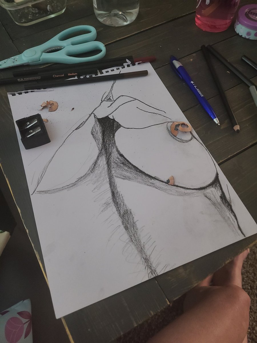 MylistAddit's tweet photo. Flexing the ol' drawing hand. Using my tita as the motivation. https://t.co/uYae8xZEya