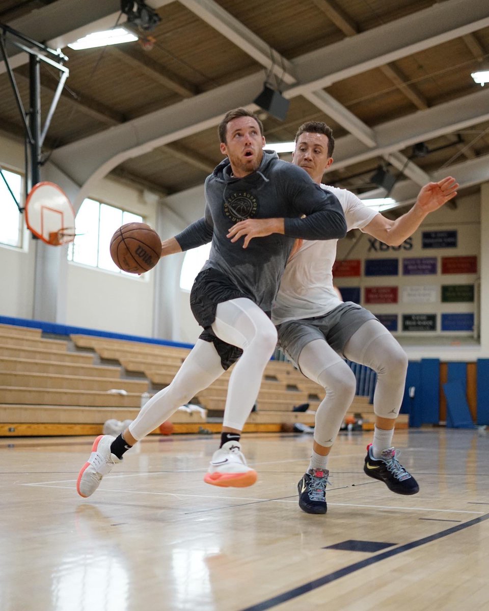 MiddlesexMagic's tweet photo. Gold Standard training with our current NBA players Pat Connaughton and Duncan Robinson! Coach Giordano and Coach Crotty working with the best Magic alumni ever as they add to their game while setting an example for our next generation! #GoldStandard #MagicFamily #MoreWorkPlease https://t.co/1vzjN86Hr7
