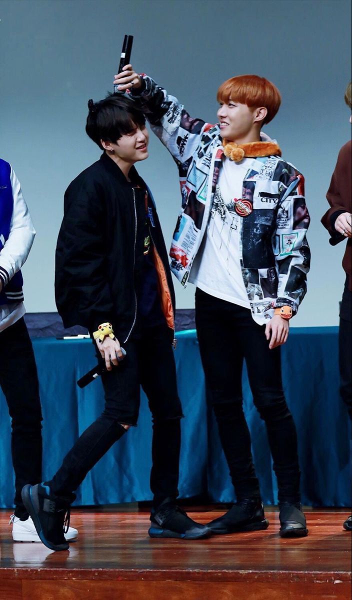 R0CKSTARSOPE's tweet photo. just sope being the cutest at fansigns 🥺 https://t.co/a1cIkRGrCC