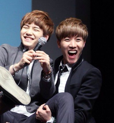 R0CKSTARSOPE's tweet photo. just sope being the cutest at fansigns 🥺 https://t.co/a1cIkRGrCC