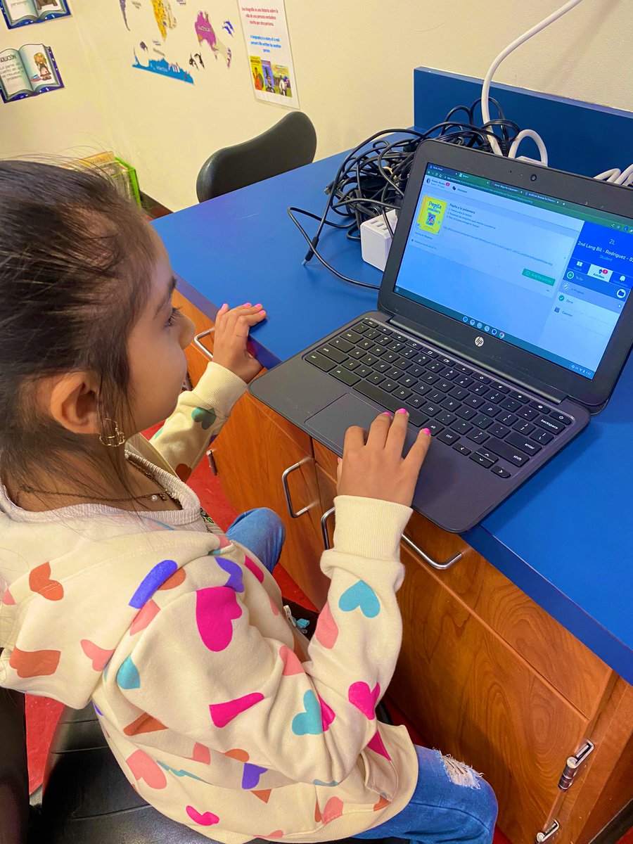RBenignus's tweet photo. Day 14 of school and @Seesaw is already in action during stations time! @RERG2017, great job having students do reading responses to text using this great application. #seesaw #readingresponse #bilingualeducation @ParkwayBulldogs https://t.co/C8V0P4bnor