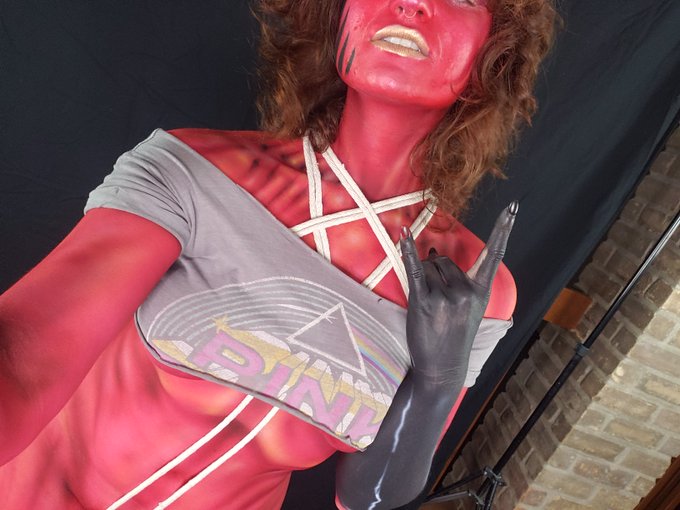 Old MPMG BTS with our fav girl Meta! https://t.co/aW33ieKgHa<a href="/tag/monstergirls"class="tags"><span>#monstergirls</span></a><a href="/tag/bodypaint"class="tags"><span>#bodypaint</span></a>