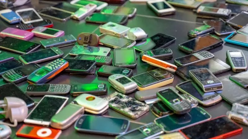 eminingint's tweet image. A ton of mobile phone waste – which is about 6,000 mobile phones – represents US$28,000 worth of gold, silver, palladium and copper. #emining #ewasteday