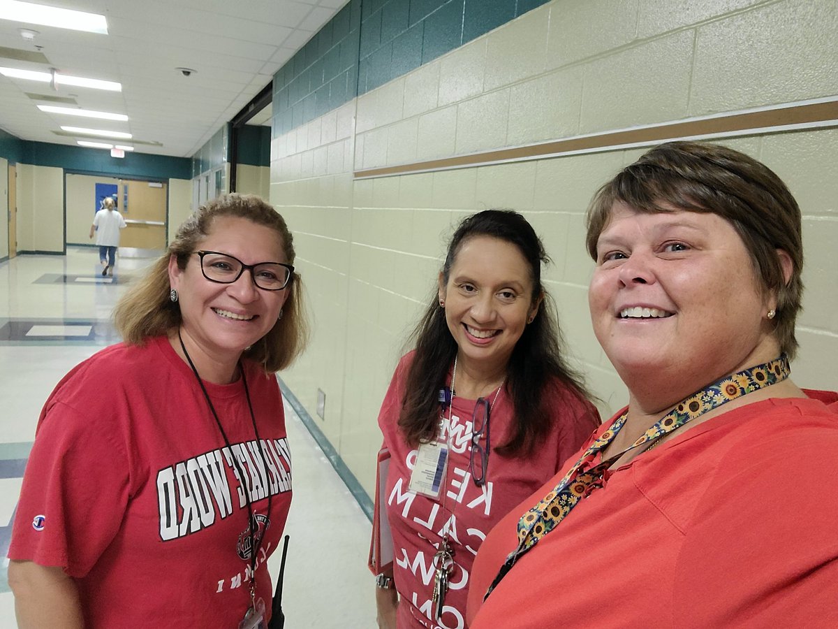 CoachHarding2's tweet photo. Twining Tuesday! #StinsonHowdyWeek #Skyhawkpride #Caminolane https://t.co/WAAztDLHK8
