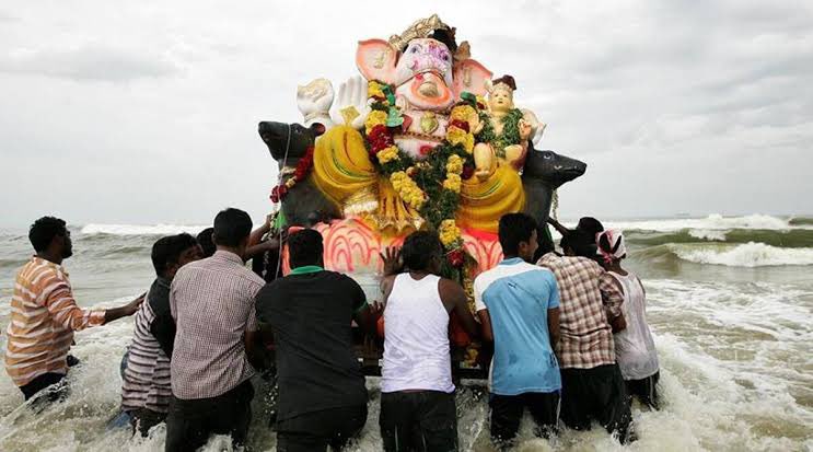 SundarrajanG's tweet photo. பிள்ளையார் உள்ளீட்ட எந்த சிலைகளையும் கடலில் அல்லது நீர்நிலைகளில் கரைக்க்ககூடாது. இரசாயண வண்ணங்கள் மற்றும் பிஓபி கொண்டு செய்யப்படும் சிலைகள் கடலில் உள்ள உயிர்வளியை குறைக்கும் அதனால் கடல்வாழ் உயிரினங்கள் கடுமையாக பாதிக்கப்படும். வண்ணங்களில் பயன்படுத்தப்படும் கன உலோகங்கள் சின்ன https://t.co/0Y5GvN5AAT
