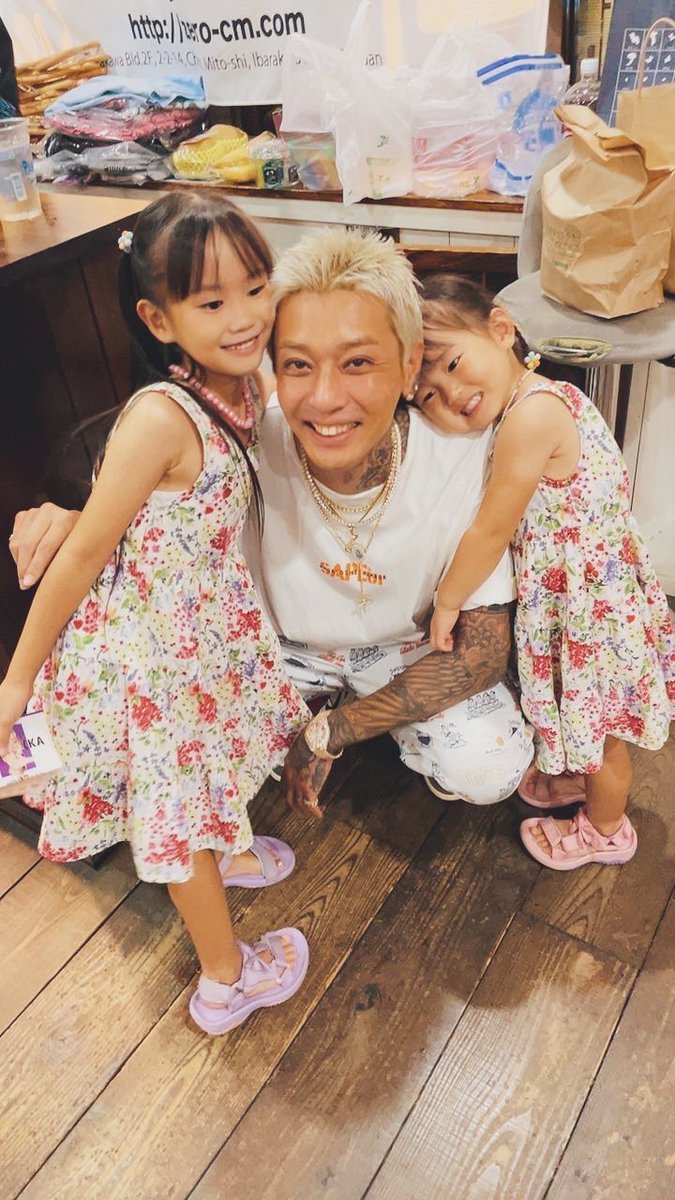 t_Ace_ZERO's tweet photo. 昨日は入りきらないぐらい並んでくれた。
時間が間に合わなくて買えない人もいた。
んで今日が本当のラスト。みんな待ってる。

お客さんが来れば来るほど寂しさも出る。やっぱり地元には何かしら携わってる店が欲しいと思った。

@zero_clothing_ https://t.co/dwVVcOkKOg