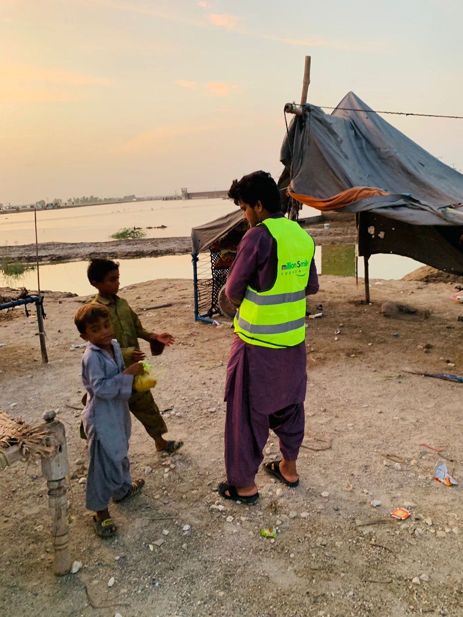 MSfoundationPK's tweet photo. ملین سمائلز فاؤنڈیشن کی جانب سے سیلاب سے متاثرہ علاقے "ڈیرہ اللّه یار" میں کھانا تقسیم کیا گیا.
 
بے سہاروں کا سہارا بنئے اور سیلاب زدگان کی مدد کیجئے.

Title: Million Smiles Foundation
Bank: Allied Bank
A/c: 0010090275420015 
IBAN: PK96ABPA0010090275420015

#FloodRelief #MSF https://t.co/F0cVcZ8Rfo