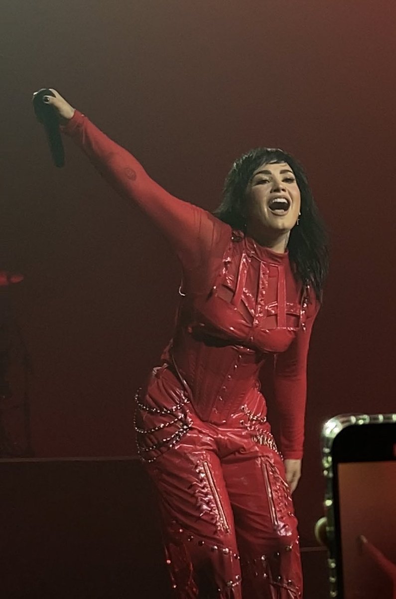 poptime's tweet photo. Demi Lovato serviu hits, carisma, se desafiou no português, falou “te amo” pro público, socorreu fãs que estavam passando mal durante seu show e claro, apresentou um espetáculo incrível. Uma grande artista! 🎸 https://t.co/lcgyHynlJF