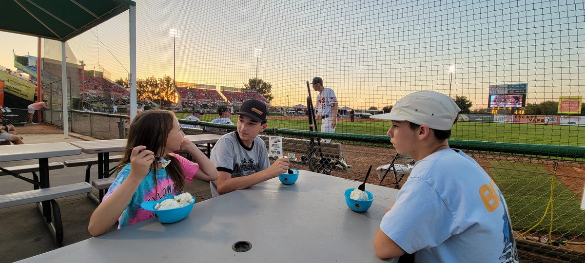 JoeRansom45's tweet photo. @BoiseHawks and some #papsfritas #icecream 🤘 https://t.co/RsldMKeRKp