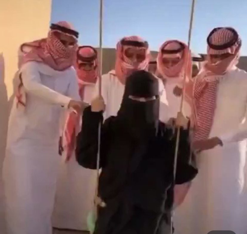 799sha799's tweet photo. #ايتام_خميس_مشيط  بأختصار ذكور في السعودية كيف يعاملونك باليسار اذا ساكته و ما طالبتي بحق الانساني و باليمين كيف اذا طلبتي ابسط حق لك ( السعوديات مكرمات 😇) ما ودي احط صور اعتداء رجال الأمن لان شي محزن https://t.co/PZWBLnwJzv