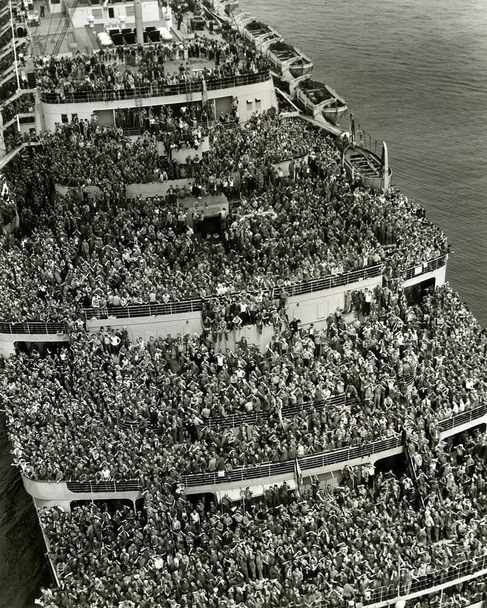 asIiceofhistory's tweet photo. American soldiers on their way home from World War II, 1945. https://t.co/MhwTADR8wl