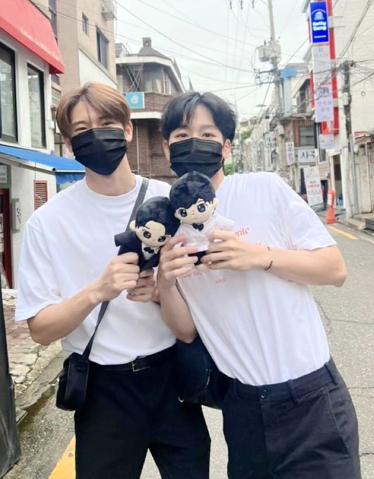 MyPwar_'s tweet photo. โคตรน่ารัก ทั้งท่าโพส ท่าถือ เอียงตัวหากัน ชุดแมทกันอีก แงงงง

#หยิ่นวอร์ #yinyin_anw #warwanarat https://t.co/R4F1pDxcF0