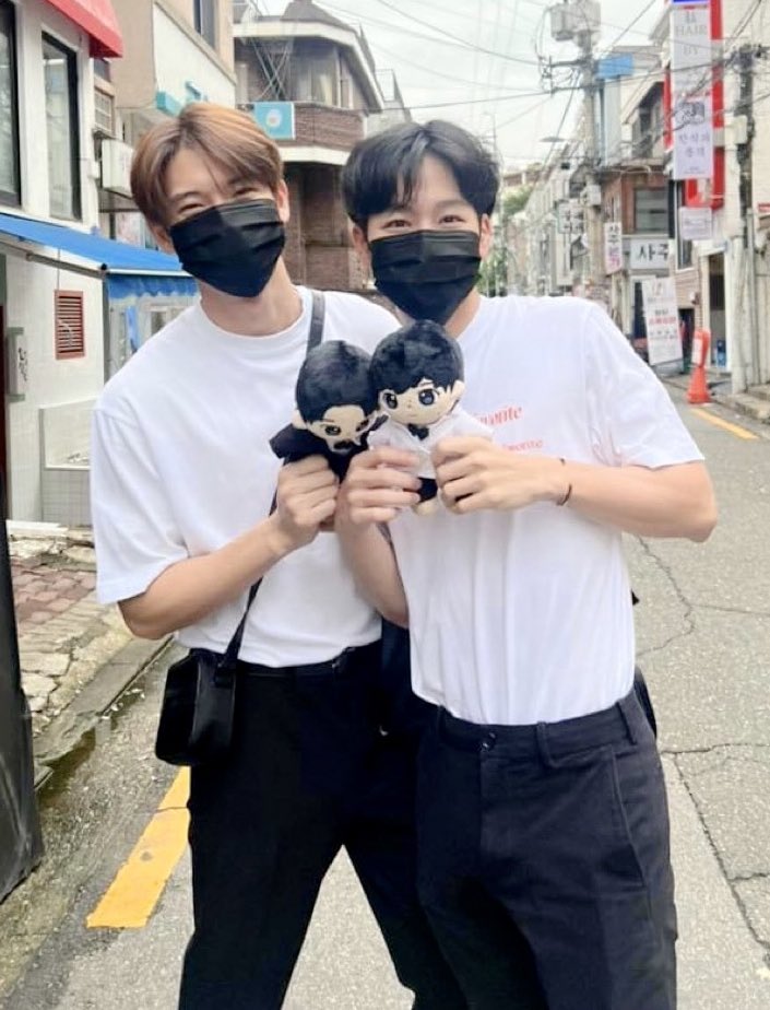 MyPwar_'s tweet photo. โคตรน่ารัก ทั้งท่าโพส ท่าถือ เอียงตัวหากัน ชุดแมทกันอีก แงงงง

#หยิ่นวอร์ #yinyin_anw #warwanarat https://t.co/R4F1pDxcF0