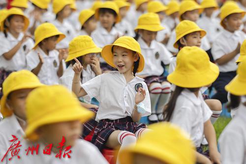 guangzhou_daily's tweet photo. 9月1日，广州中小学生将迎来新的学年。新学年，广州新投入使用的96个公办学校/校（园）区中，公办幼儿园48所，公办中小学48所。通过新建、改扩建方式实现基础教育公办学位扩容达9.8万个，其中学前教育1.8万个，小学5.5万个，初中2.1万个，高中0.4万个。#termbegins #school #newlyincreased https://t.co/PvxlLx7Kw0