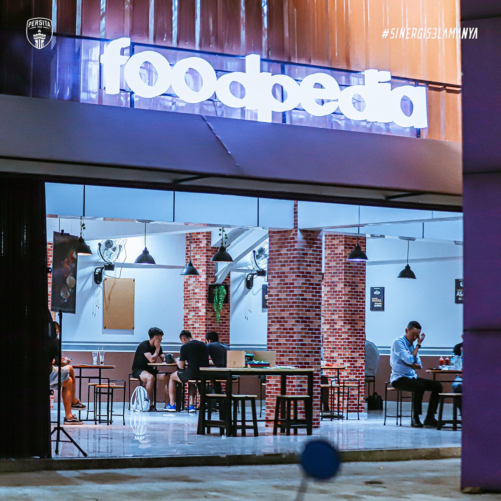 Persitajuara's tweet photo. FOODPEDIA IS NOW OPEN AT INDOMILK ARENA! 🍱🥪🍜🎊

Halo, Persita fans!
Ada kabar gembira, sekarang Foodpedia sudah buka di Indomilk Arena, loh! Tidak hanya itu, di dalamnya juga tersedia booth Persita Official Store untuk memudahkan kalian berbelanja merchandise asli Persita! https://t.co/AzqMNzMTIw