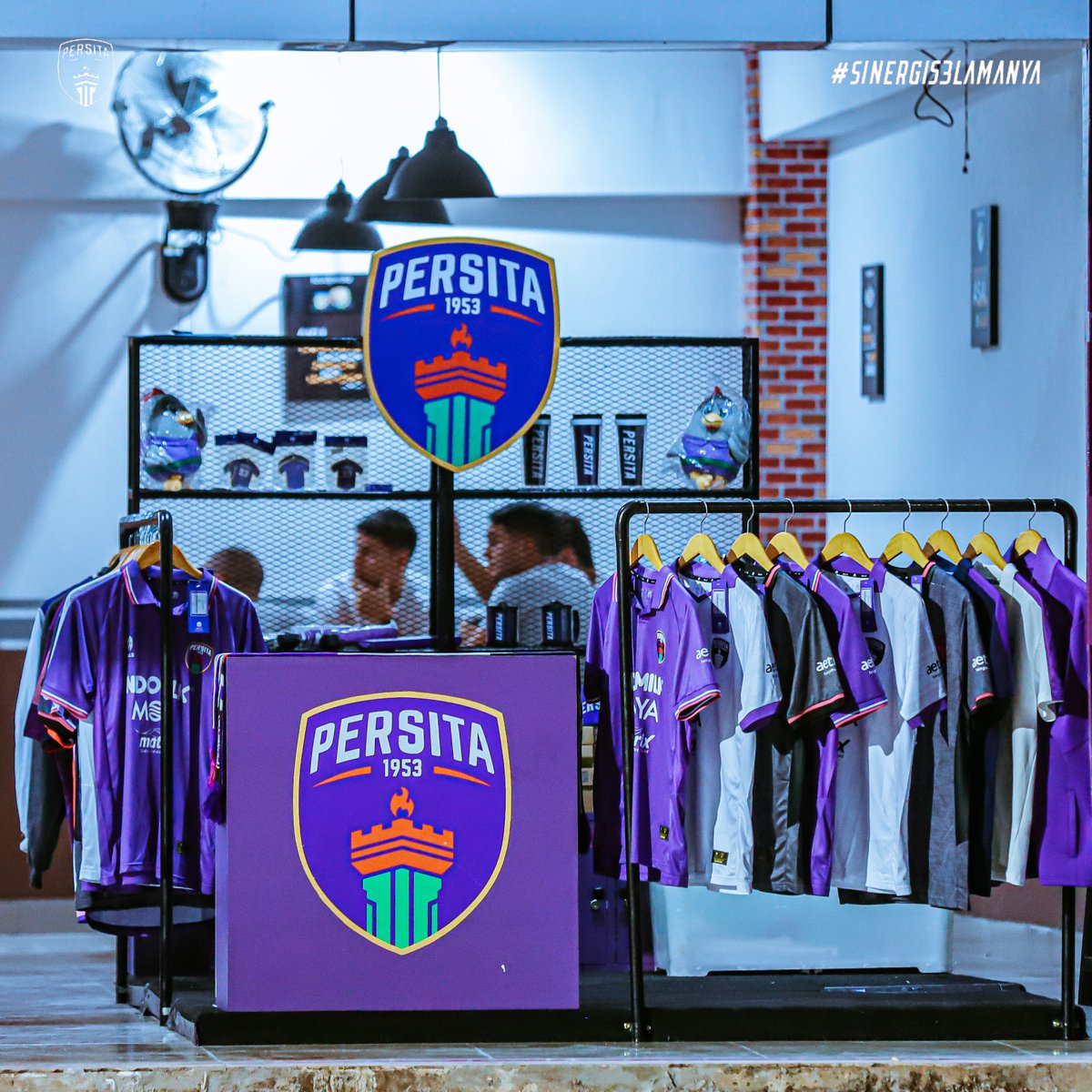 Persitajuara's tweet photo. FOODPEDIA IS NOW OPEN AT INDOMILK ARENA! 🍱🥪🍜🎊

Halo, Persita fans!
Ada kabar gembira, sekarang Foodpedia sudah buka di Indomilk Arena, loh! Tidak hanya itu, di dalamnya juga tersedia booth Persita Official Store untuk memudahkan kalian berbelanja merchandise asli Persita! https://t.co/AzqMNzMTIw