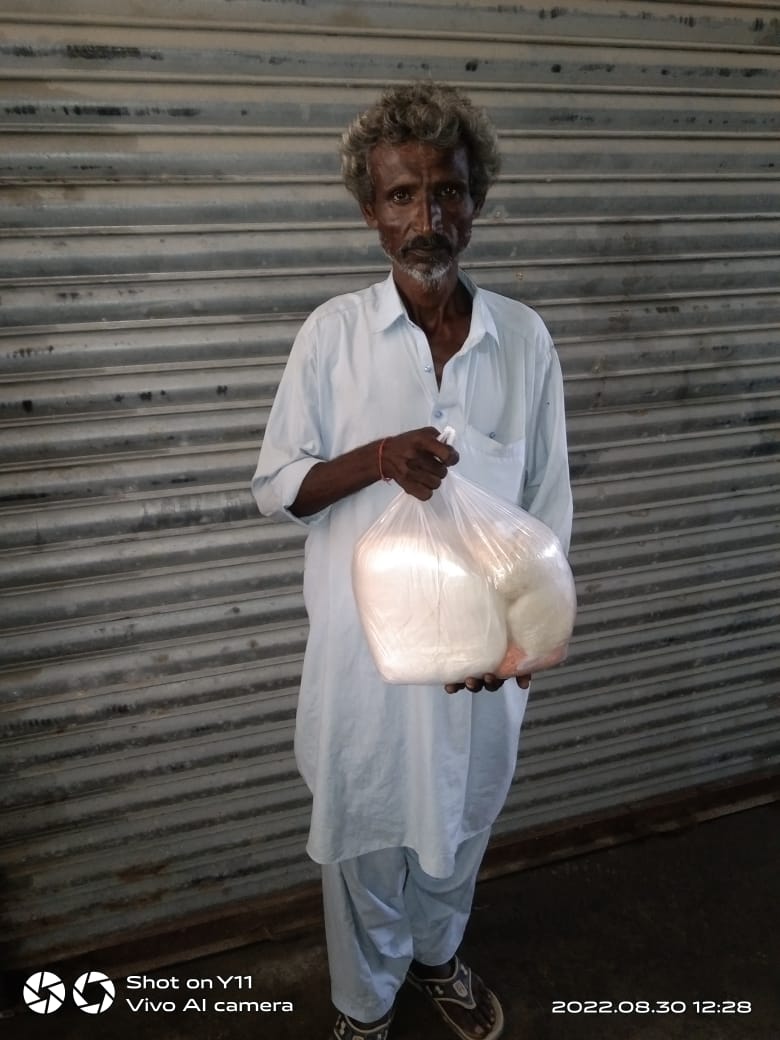 Khadijahjunejo's tweet photo. Alhamdullilah distributed 40 ration begs among 40 households in Deh Kuba of Digri, sindh. Please keep helping us generously for this Nobal cause.
#SindhNeedsDisasterRelief #Sindhfloods #SindhFlood2022 #mirpurkhas #digri #Sindh https://t.co/W9TUd7iaAX