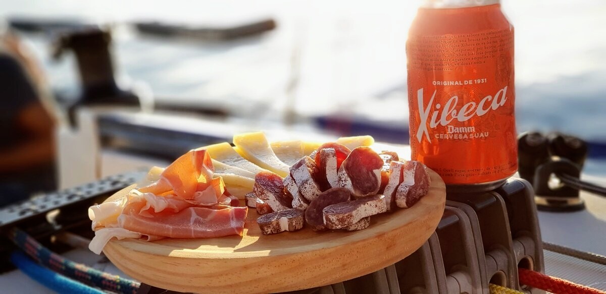 thumpingtrips's tweet photo. Installed @Airbnb app to plan a trip &amp; came across these photos from the host of the AirBnB experience 'Barcelona and Sunset from the Sea', back from 2018. They took us in this sailboat, gave these Catalan meats embutidos &amp; cheese, while we enjoyed the sea breeze &amp; the sunset! 😍 https://t.co/U1s2CeyIBD