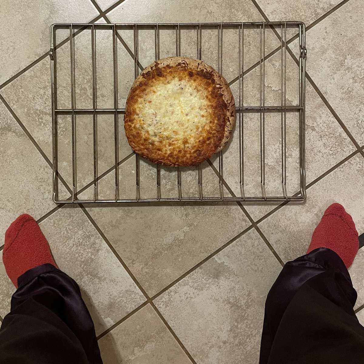 johnson_mylo23's tweet photo. my pizza is off center ? https://t.co/GNz739PEmH