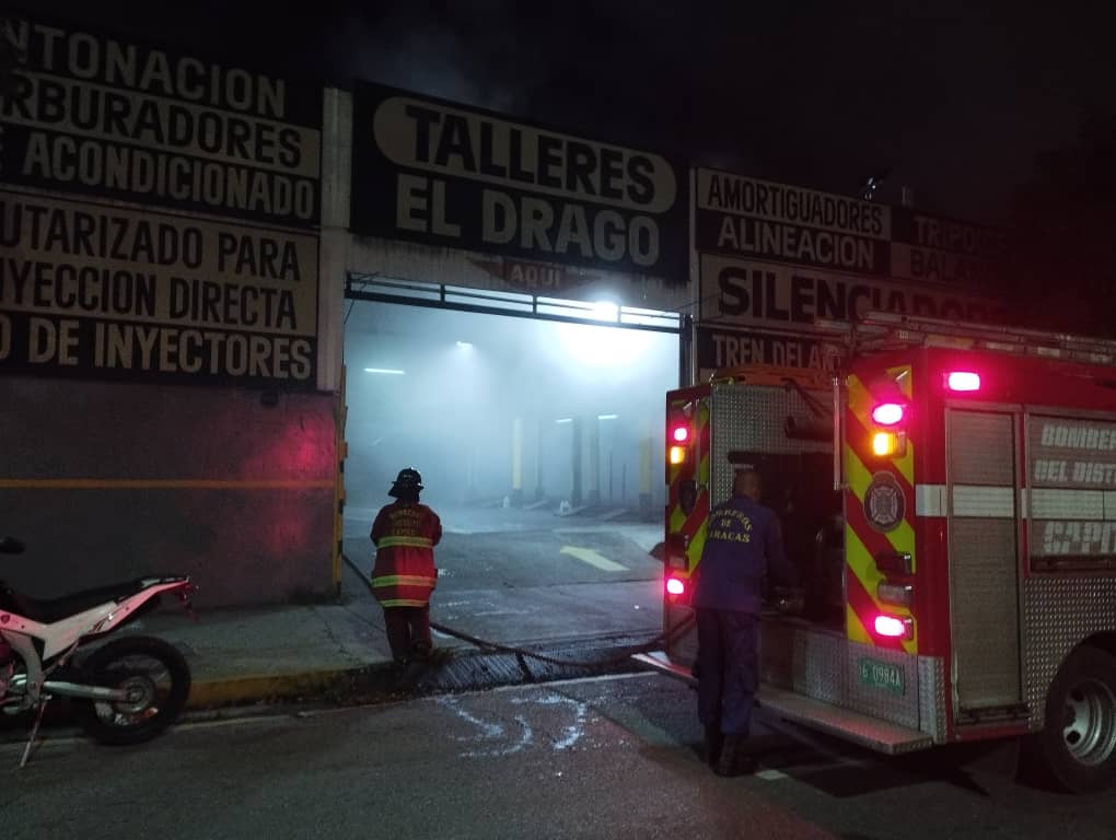 #Chacao Sofocado el incendio que se produjo esta noche en Talleres El Drago. Un bombero resultó lesionado, traumatismo toráxico cerrado con fractura de arco costal izquierdo y neumotórax izquierdo tras caer en una fosa de reparación mientras ejercía su labor.

#30Agos