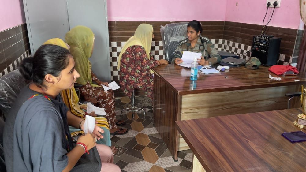 Parveen41062403's tweet photo. #IndianArmy  Conducted a wellness camp at Chak Bhagwana #Akhnoor for Ex-Servicemen &amp; NOKs. Elderly ESM &amp; NOKs were made aware about benefits of maint healthy lifestyle &amp; were screened for any lifestyle diseases.#ايتام_خميس_مشيط #مطلب_الملوك_استقاله_المييوك #بغداد #بغداد #جنتل3 https://t.co/NGm4VDTh2t