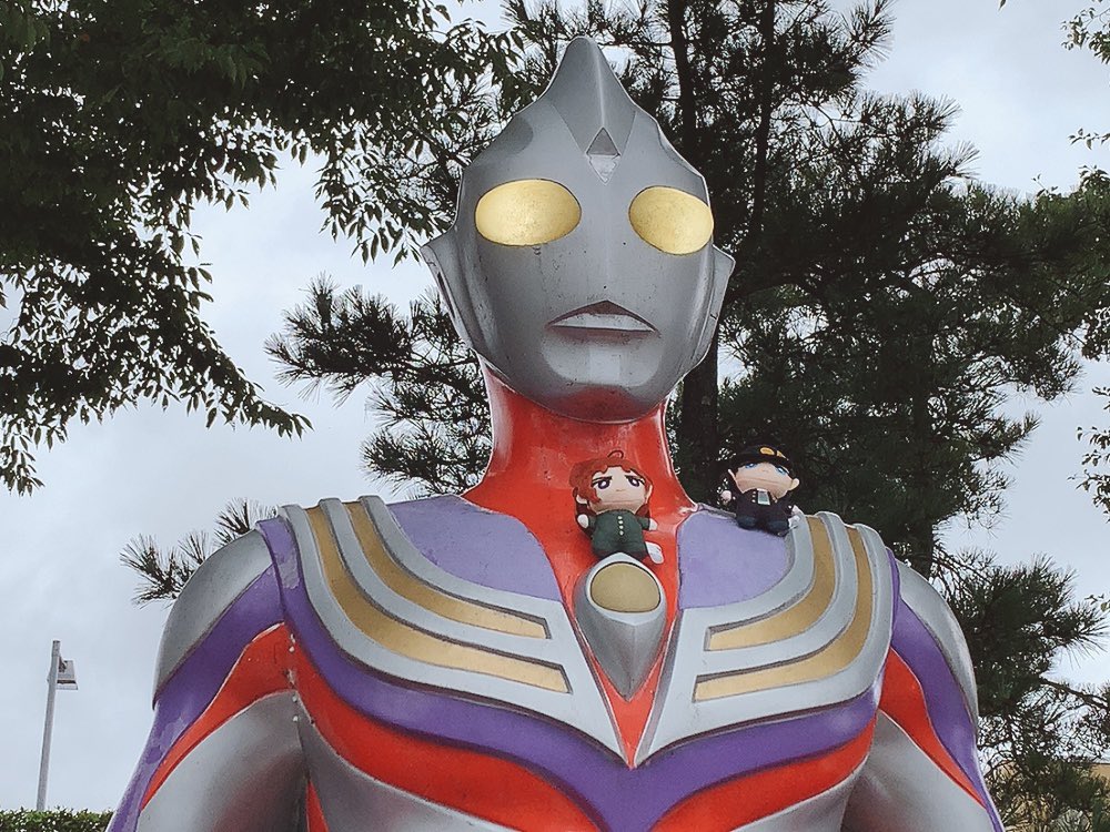 「仙台に向け北上中〜ウルトラマンのいるSAで軽くごはん! 」|吉田cのイラスト