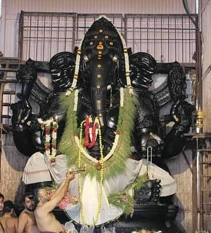 TamilvananDKV's tweet photo. ஆசிய கண்டத்திலேயே ஒரே கல்லில் செதுக்கப்பட்ட விநாயகர் சிலை கோவை புலியங்குளத்தில் தேவேந்திர குல வேளாளர் அ��க்கட்டளை சார்பாக நிறுவப்பட்டது 19 அடி உயரமும் 11 அடி அகலமும் 190 டன் எடையில் 21 சிற்பிகளால் ஆறு ஆண்டு உழைப்பில் உருவாக்கப்பட்டது (1/3) #DKVCF 
#GaneshChaturthi https://t.co/JYFRzyYf3c