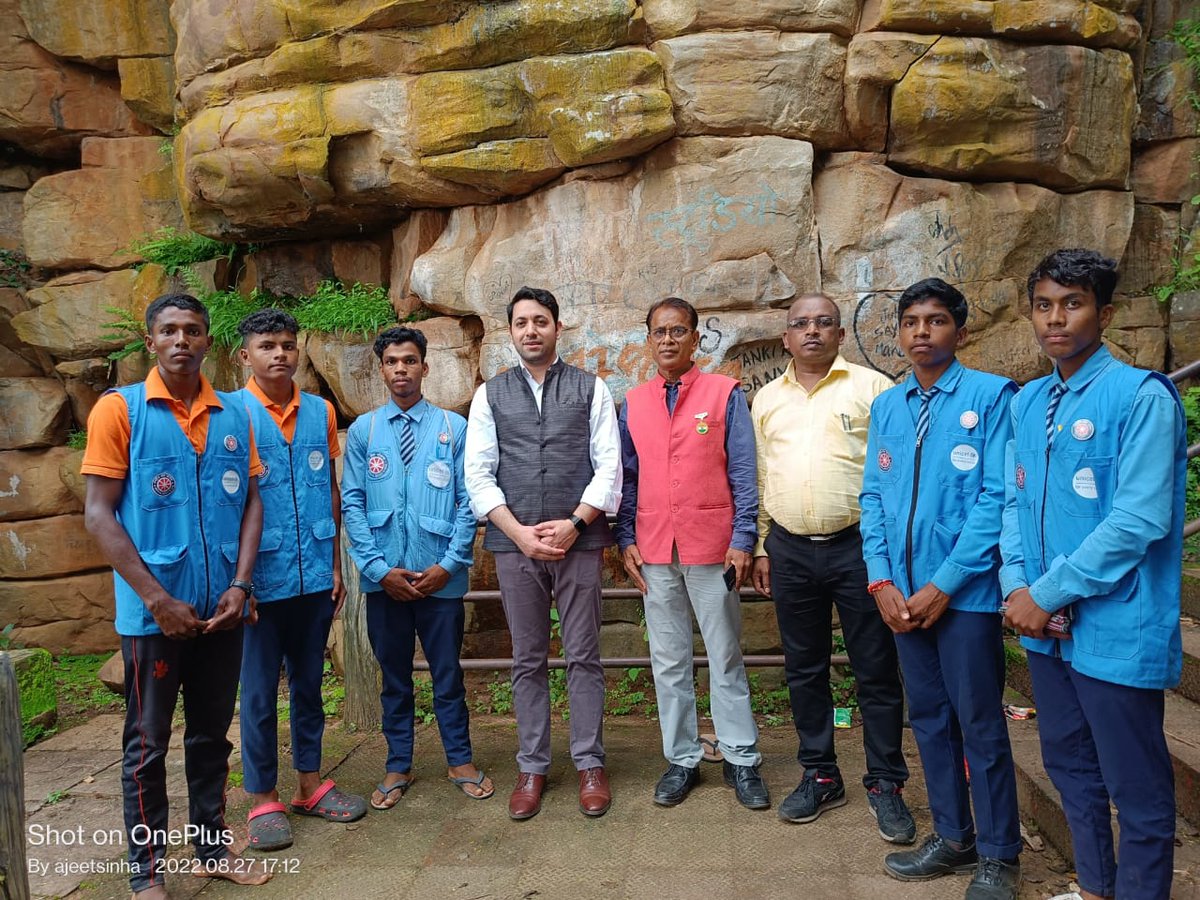 DrDadulal's tweet photo. सर्वाधिक ट्वीटर बनाने, ट्वीट रीट्वीट करने वाली बस्तर विश्वविद्यालय की इकाई कोठियागुड़ा के स्वयं सेवक क्षेत्रीय निदेशक कबीर जी के साथ चित्रकोट में। बधाई।
@_NSSIndia 
@NSSRDBhopal 
@nsssmkubCG 
@askabir_ 
@SamarendraS21 
@kothiyaguda 
@masu_mandavi https://t.co/m1C6FEIUzF