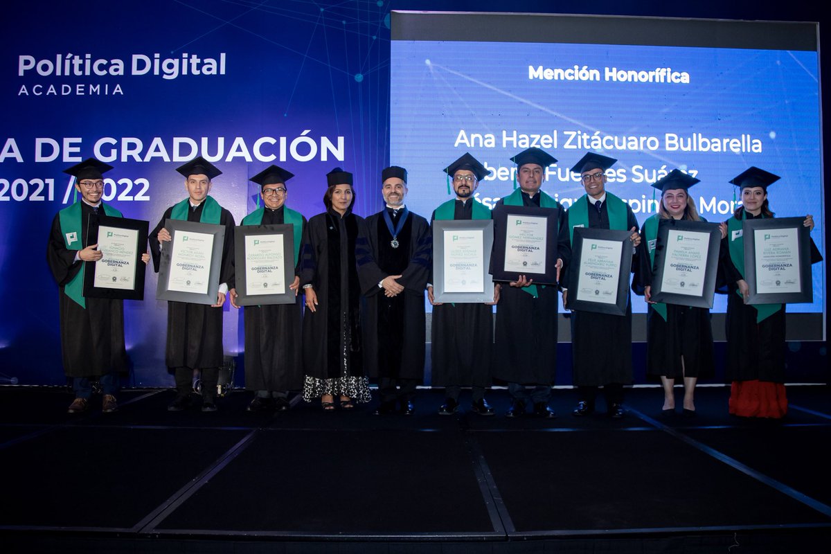 MgBranding's tweet photo. La mejor herramienta para transformar a nuestro país es la educación.
Un honor participar en la Ceremonia de Graduación de las Generaciones 2021 - 2022 👩🏻🎓👨🏻🎓 de la @AcaPolDigital.
Mi reconocimiento a todas y todos los maestros en #GobernanzaDigital 🌐
#EgresadosAPD📜 https://t.co/yLqjjPAAJW