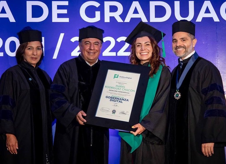 MgBranding's tweet photo. La mejor herramienta para transformar a nuestro país es la educación.
Un honor participar en la Ceremonia de Graduación de las Generaciones 2021 - 2022 👩🏻🎓👨🏻🎓 de la @AcaPolDigital.
Mi reconocimiento a todas y todos los maestros en #GobernanzaDigital 🌐
#EgresadosAPD📜 https://t.co/yLqjjPAAJW