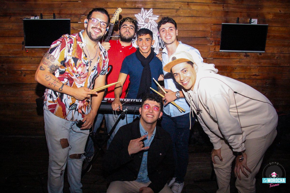 Markuza_'s tweet photo. Quien iba a pensar que estos 6 desquiciados mentales iban a ser convocados para realizar su primer teatro?. Este jueves en el Centro Cultural Virla simplemente verán un grupo de amigos haciendo música ❤️ #Cuga https://t.co/hJnWt9xqtF