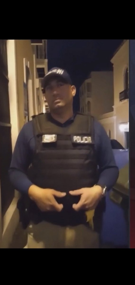 YolyBTO's tweet image. El héroe de @PoliciasPR @PRPDNoticias Gracias oficial y perdona que la Isla tenga tanta trafala, que nunca debió nacer. Mis respetos👏🏼👏🏼👏🏼👏🏼