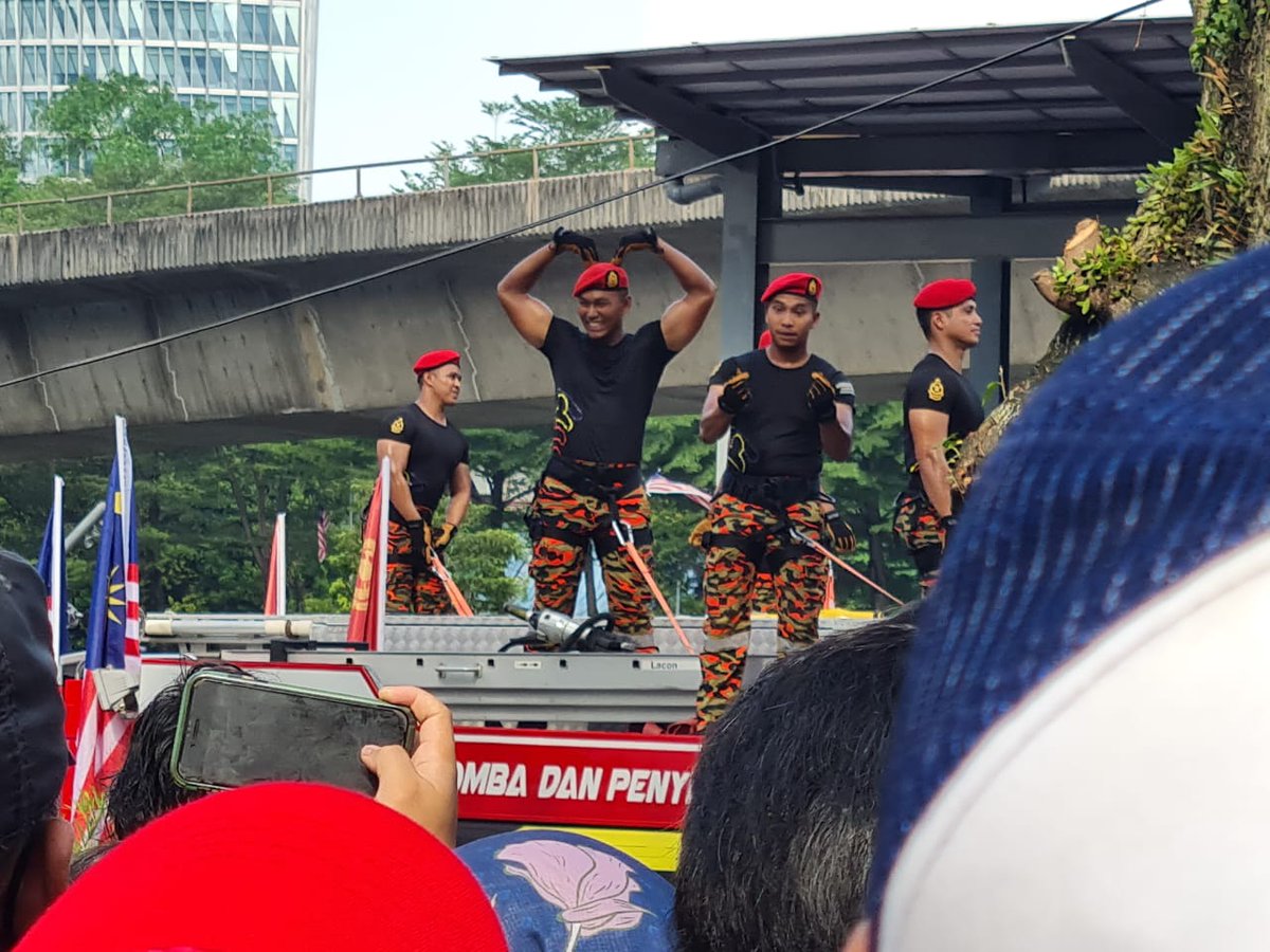 sinardailymy's tweet photo. Caught on camera Abang Bomba showing some love ❤🫶  (Photo by Sinar Harian Reporter). #Merdeka #31Ogos1957 #Dataran #Malaysia #IndependenceDay #IndependenceDay2022 https://t.co/9z5zhQF7Aq