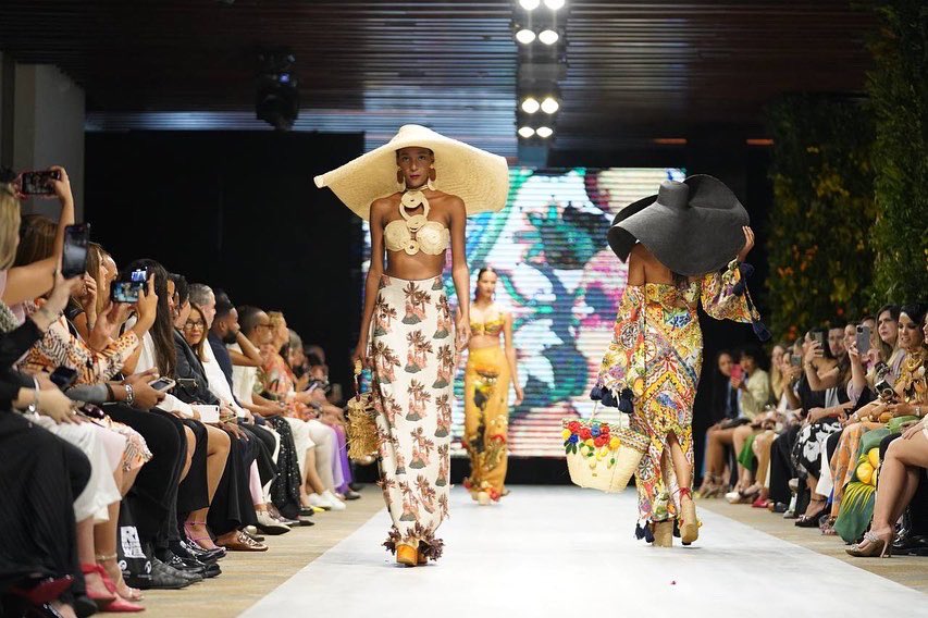 GloriaReyesG's tweet photo. ¡Impulsamos a nuestros artesanos y artesanas!

Hoy participé en el desfile inaugural realizado por la diseñadora Giannina Azar el «RD Fashion Week 2022» donde nuestra marca @Manos_RD estará presente representando a nuestros artesanos/as. https://t.co/BbBsoUrhxT