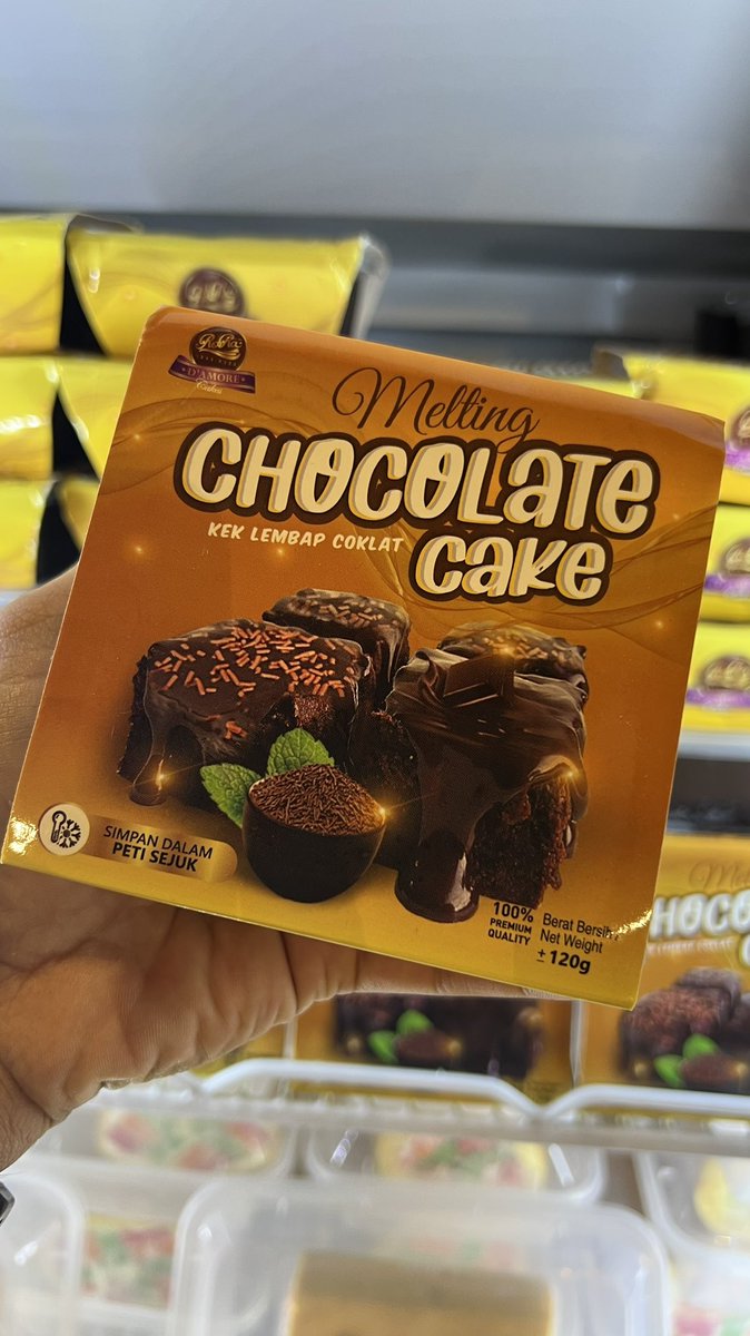 amanturner_'s tweet photo. Ada 1 cerita nak share pagi ni, harap bermanfaat kepada ramai. 

Tadi i pergi Gombak ada 1 kedai ni buat jualan harga runtuh. 

Kek coklat moist dia RM1 je. I tak sempat fikir i dah terus beli, sebab RM1 je kot. Selalu RM1 ni orang skeptical sikit sedap ke tidak…

(sambung 👇) https://t.co/vRS42nwNgN