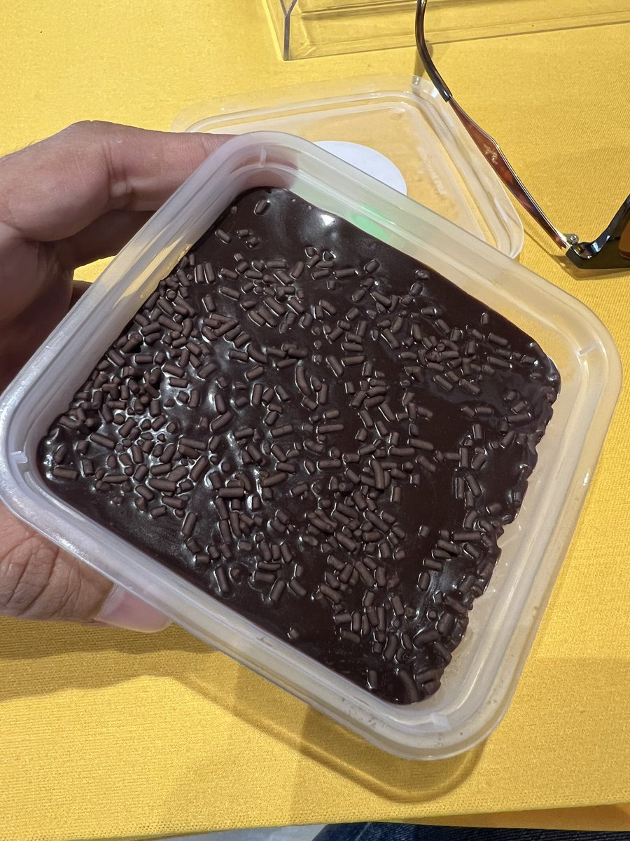 amanturner_'s tweet photo. Ada 1 cerita nak share pagi ni, harap bermanfaat kepada ramai. 

Tadi i pergi Gombak ada 1 kedai ni buat jualan harga runtuh. 

Kek coklat moist dia RM1 je. I tak sempat fikir i dah terus beli, sebab RM1 je kot. Selalu RM1 ni orang skeptical sikit sedap ke tidak…

(sambung 👇) https://t.co/vRS42nwNgN