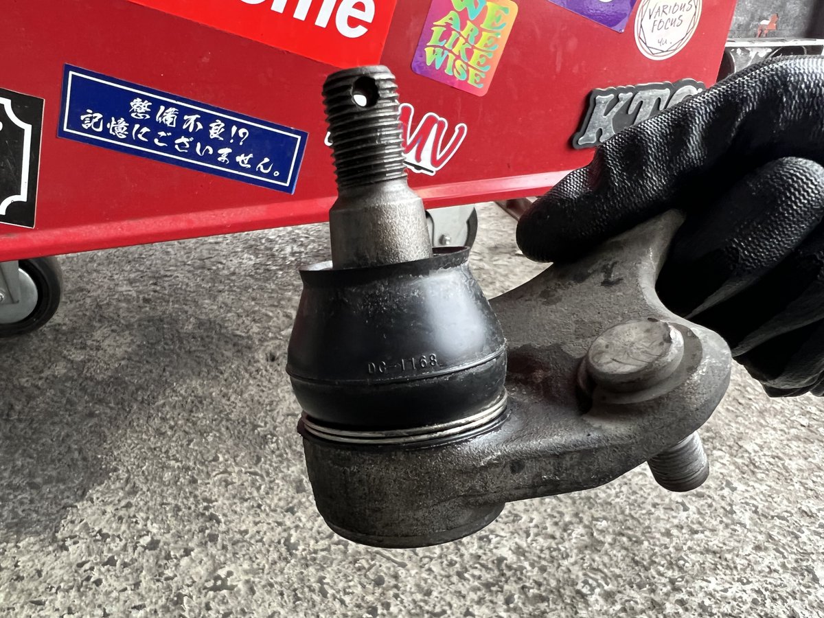 kawanaka526's tweet photo. 使ってる人ふつーに居ると思うけど、
発煙筒のケース使うとボールジョイント等のブーツ停めてるリング的なやつを
だいぶ簡単に付ける事ができるからおすすめ😎👌✨️

※これは30プリウスのロアボールジョイント！ https://t.co/C75J2Opbi8