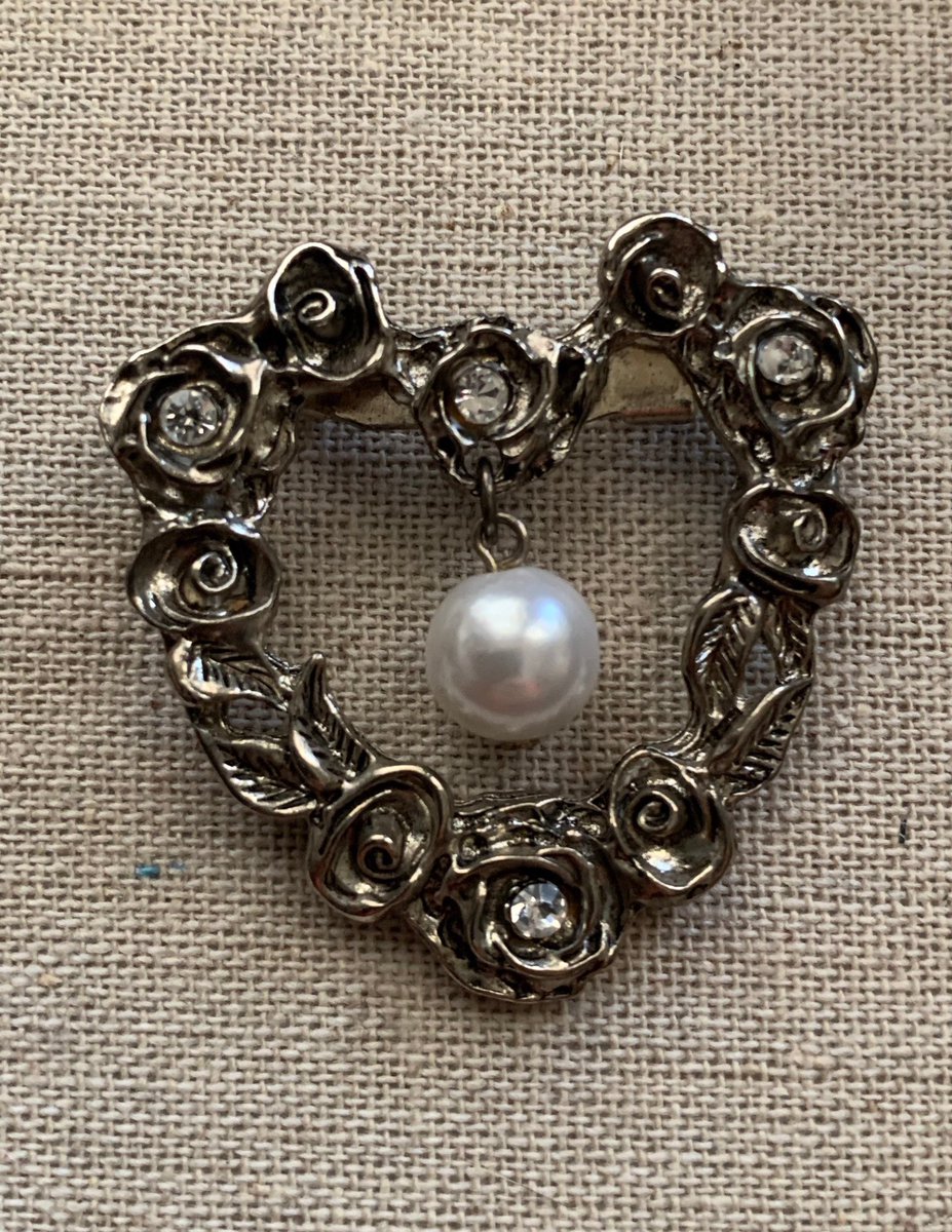 FlannelsTwo's tweet photo. We now have #vintagejewelry for sale! #etsy #Jewelry #vintage #Earrings #brooch #hearts #pearls #ForSale #floral #Flowers #Metal #pretty #women #FreeShipping #cute https://t.co/57piIMb8qr https://t.co/iSTUuvJIYE