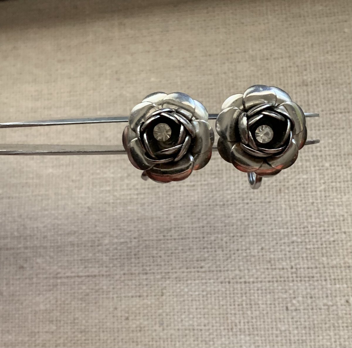 FlannelsTwo's tweet photo. We now have #vintagejewelry for sale! #etsy #Jewelry #vintage #Earrings #brooch #hearts #pearls #ForSale #floral #Flowers #Metal #pretty #women #FreeShipping #cute https://t.co/57piIMb8qr https://t.co/iSTUuvJIYE