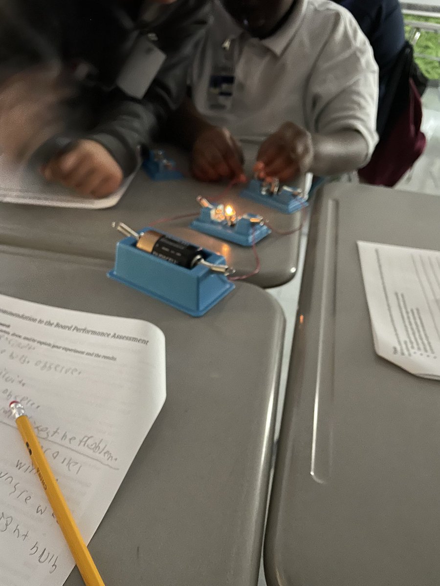 CaldwellMiddle's tweet photo. Mrs. Naquin’s 4th grade classes are experimenting with how to create parallel circuits. 💡💡 https://t.co/E6FkA1gBDZ